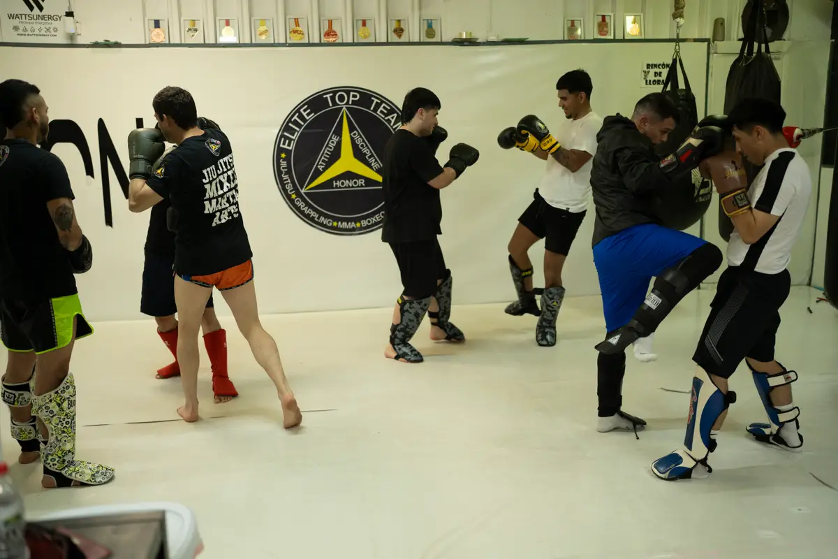 Clase de kickboxing y muay thai trabajando por parejas